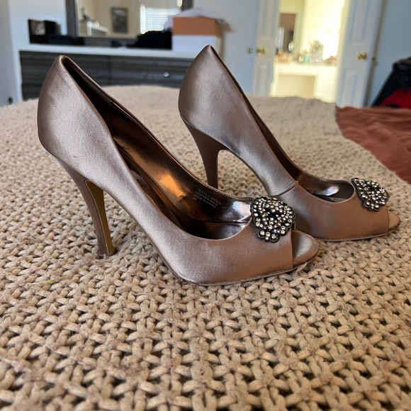 Silver Heels - Picture 3 of 6